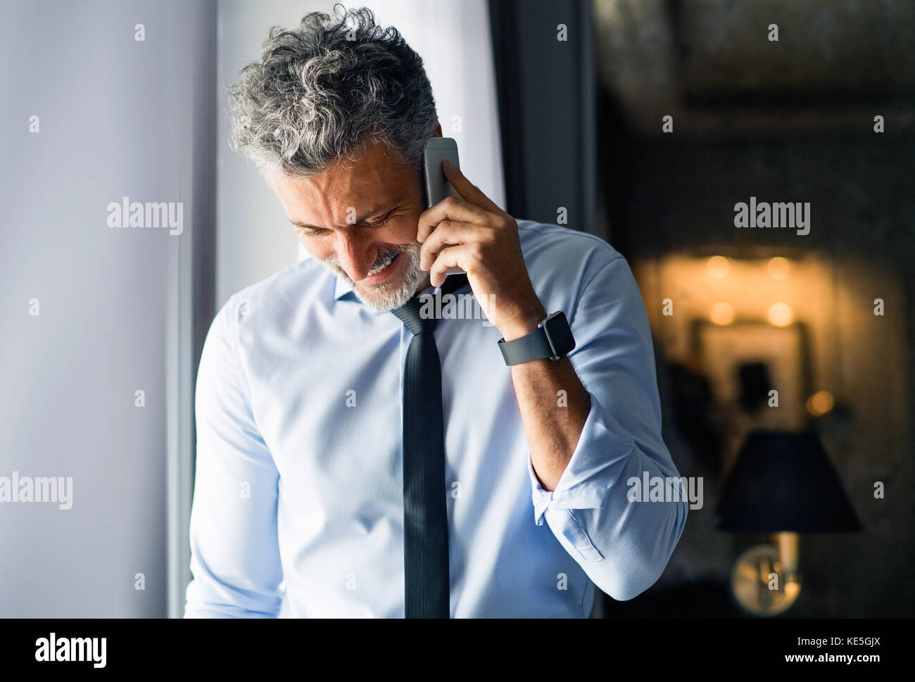 Reifen Geschäftsmann mit Smartphone in ein Hotelzimmer. Stockfoto