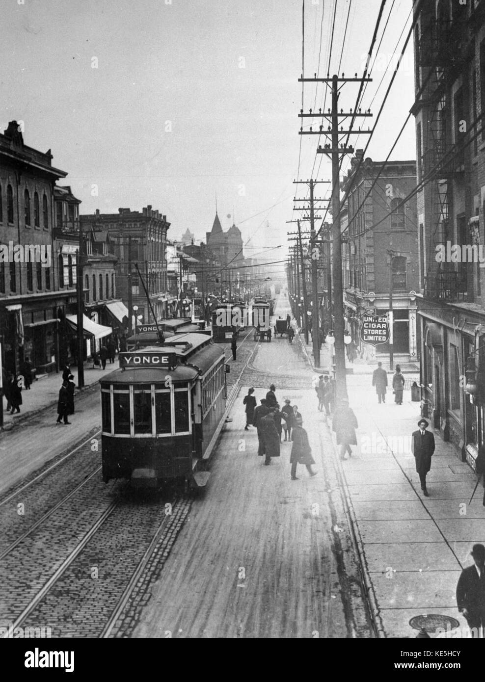 Der Yonge Street nach Süden vom Norden von College Street, Toronto 1910 s Stockfoto