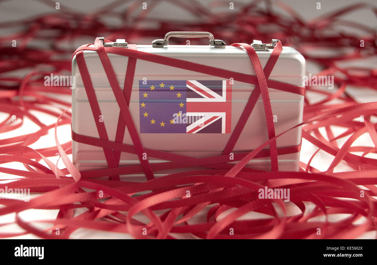 Rotes Klebeband um einen Aktenkoffer mit europäischen und britischen Flaggen Stockfoto