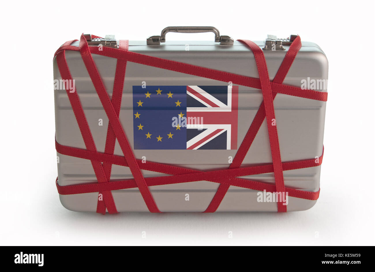 Rotes Klebeband um einen Aktenkoffer mit europäischen und britischen Flagge Stockfoto