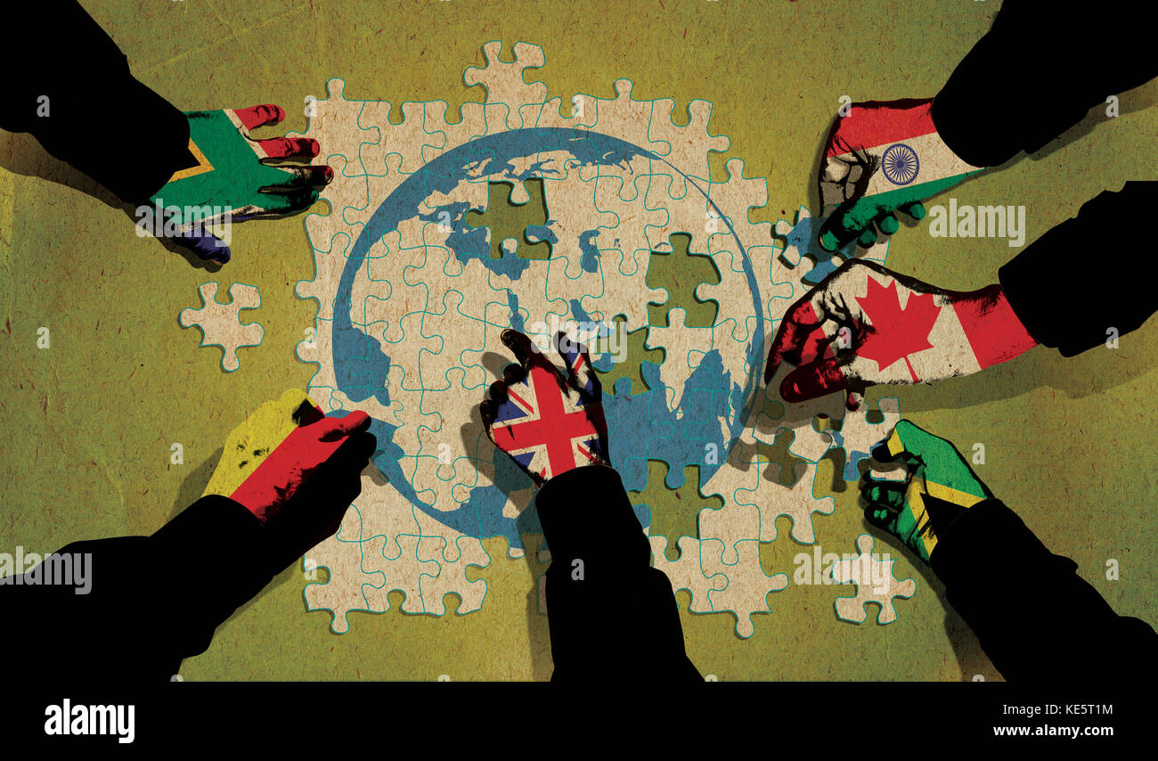 Hände mit verschiedenen nationalen Flaggen, Puzzle abgedeckt Stockfoto