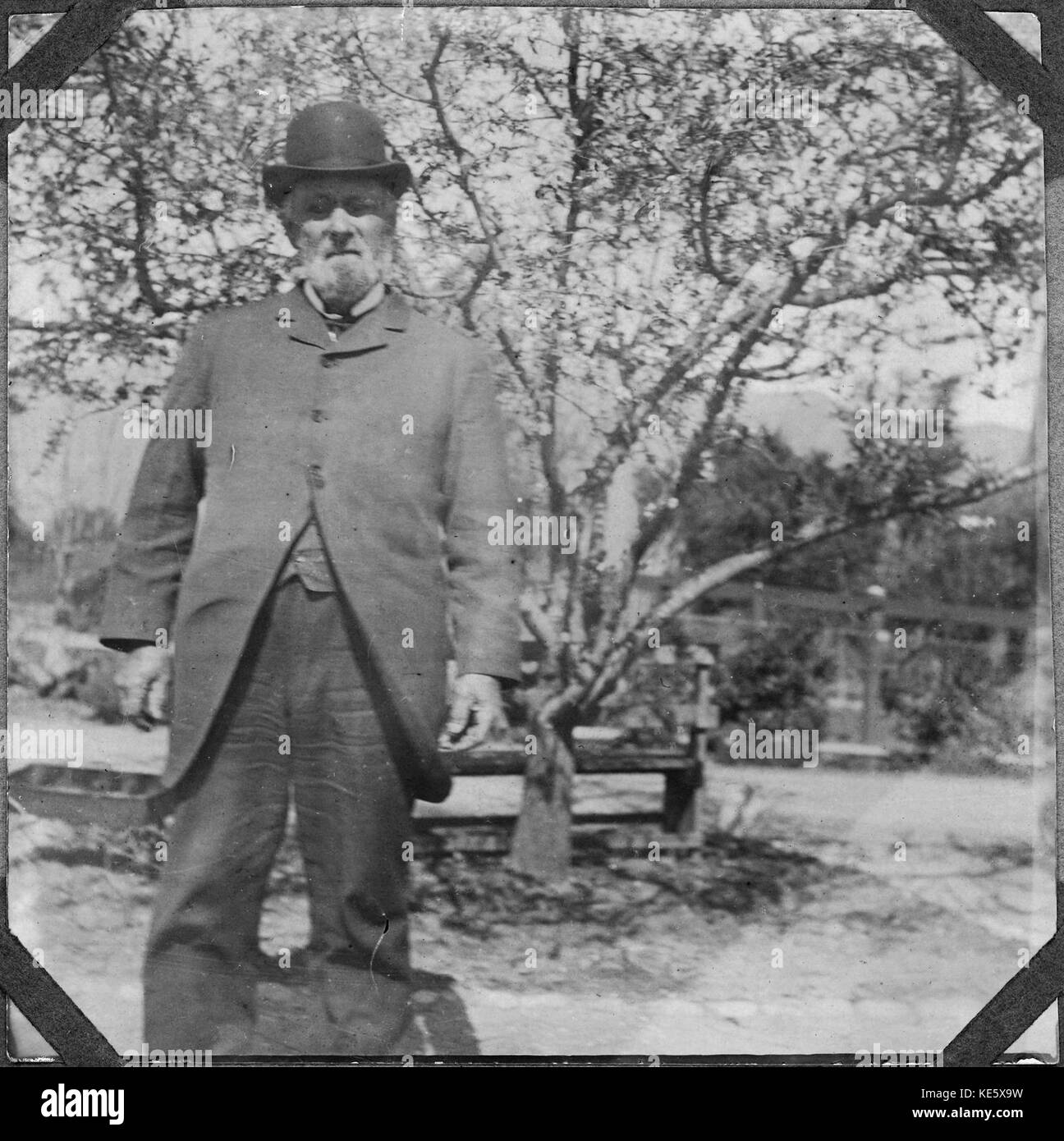 Dieses Schwarzweiß-Foto aus dem Nationalarchiv zeigt einen nicht identifizierten Mann in einer historischen Umgebung. Das Bild ist Teil einer größeren Sammlung von Archivfotos, die den Alltag und wichtige Ereignisse aus der Vergangenheit erfassen. Stockfoto