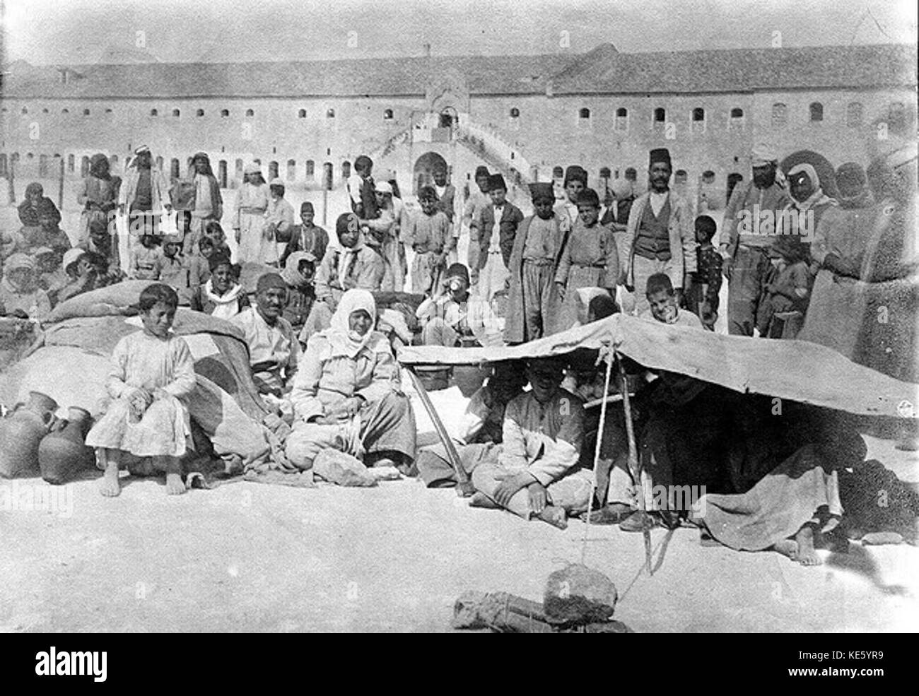 1918 wurden armenische Flüchtlinge in Aleppo in Lagern in ehemaligen osmanischen Kasernen untergebracht. Diese Lager wurden zu einem Schlüsselpunkt in der Flüchtlingskrise nach dem Ersten Weltkrieg Stockfoto