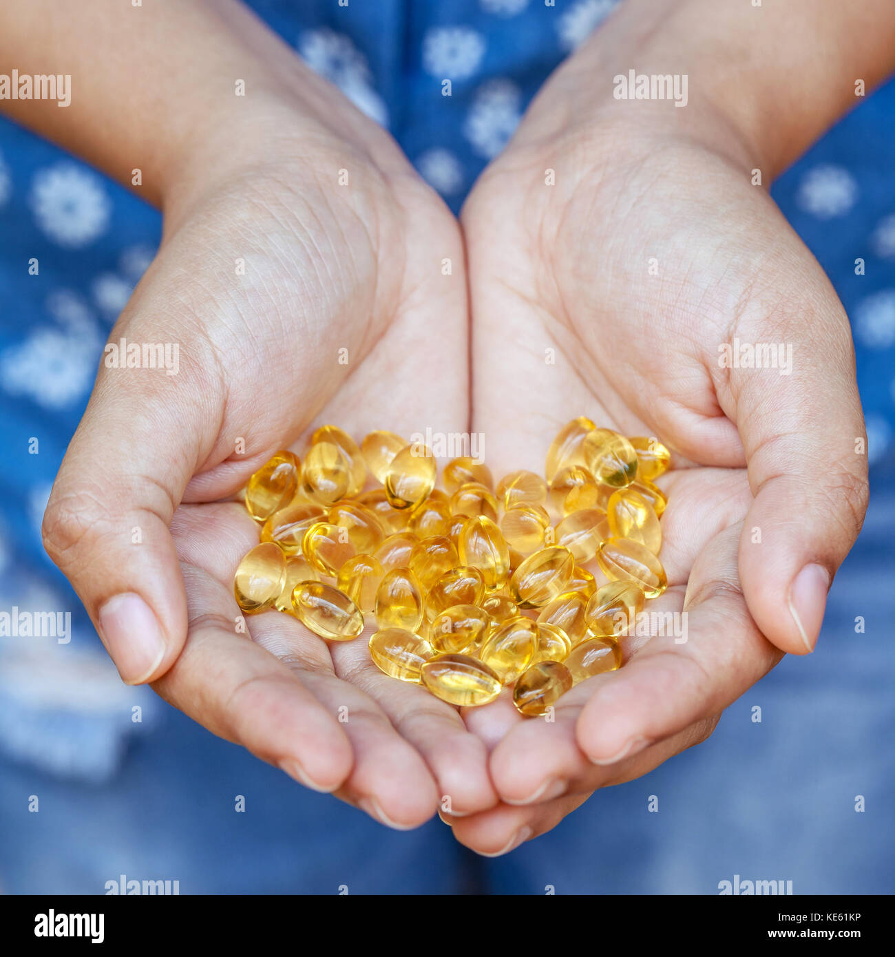 Handvoll gel Kapseln Omega 3. Schließen Sie die Kapseln mit Fischöl in Mädchen Hand. Die Ergänzung hoher Vitamin E, Omega 3 und dha. Kapseln von Fischöl Stockfoto