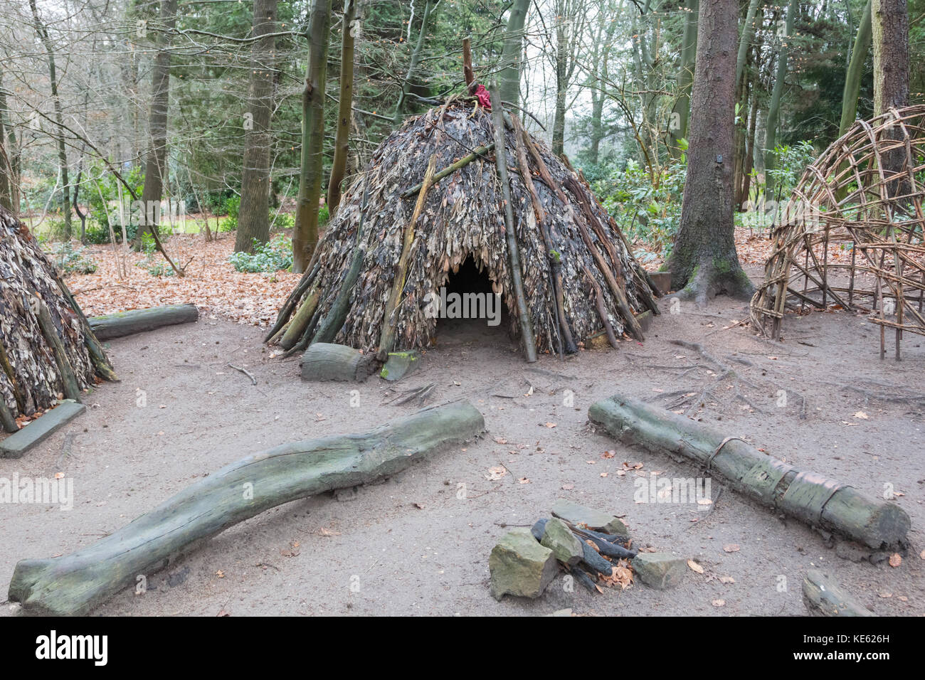 Traditionelle ländliche afrikanische Hütte - aus Blättern und Holz Stockfoto