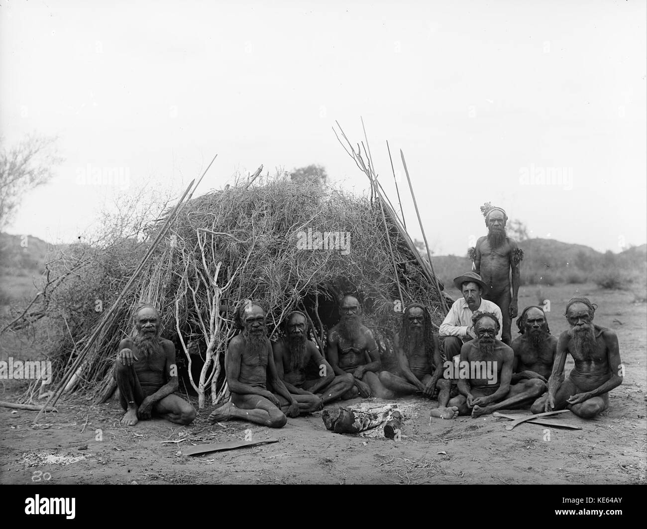 Walter Baldwin Spencer und Francis J Gillen Baldwin Spencer mit der Arrernte Ältesten sitzen, Alice Springs, Australien, 1896. Stockfoto