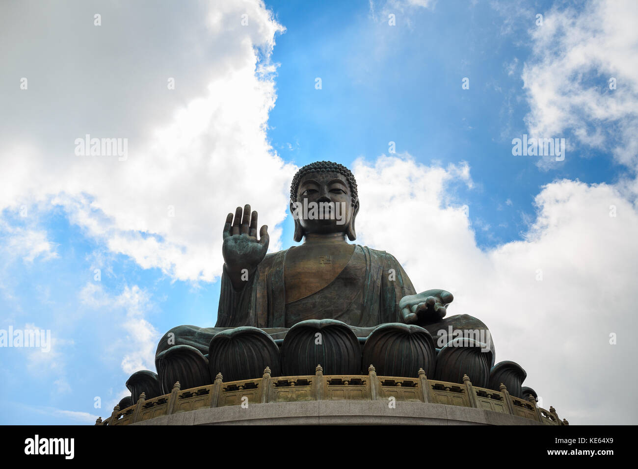 Tian Tan Buddha Statue oder Big Buddha in Hongkong ist der berühmte Ort für Reisende zu gehen und für Glück beten. Der Schuss gegen die Sonne aufgenommen wurde, dass m Stockfoto