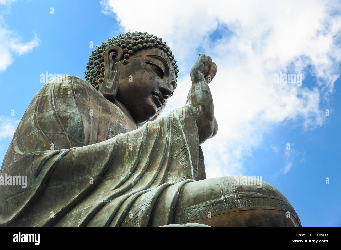 Tian Tan Buddha Statue oder Big Buddha in Hongkong ist der berühmte Ort für Reisende zu gehen und für Glück beten. Der Schuss gegen die Sonne aufgenommen wurde, dass m Stockfoto