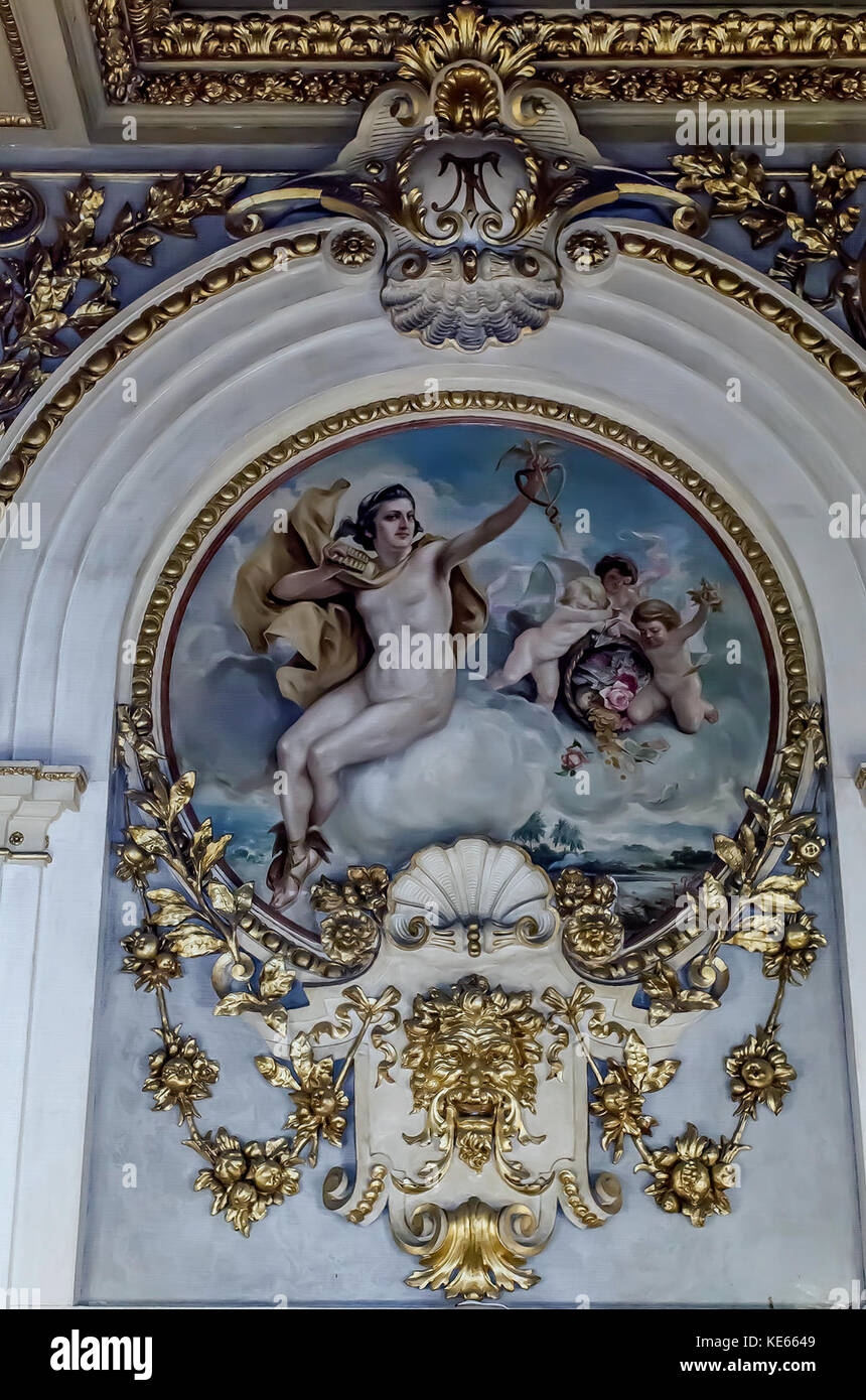 Dieser Titel bezieht sich auf „El Comercio“, eine prominente Zeitung, die detaillierte Einblicke in die Handels- und Geschäftslandschaft bietet. Die historische Publikation spiegelt die wirtschaftlichen Trends und sozialen Veränderungen ihrer Zeit wider. Stockfoto