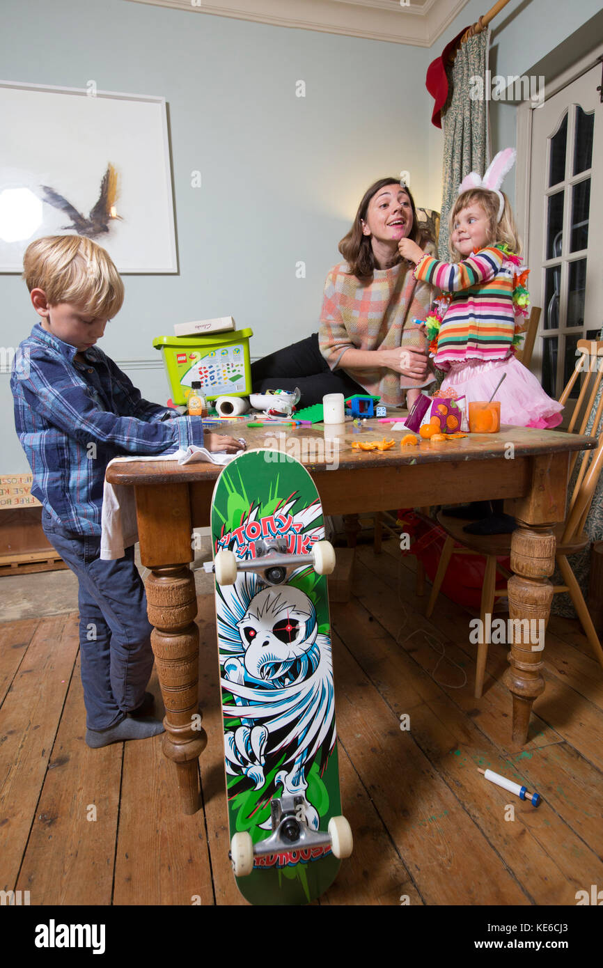 Mutter und Kinder üben ein 'Ja' zu Hause, Neue Masochistische parenting Trend, wenn die Eltern sagen "Ja", um alle Anforderungen ihrer Kinder zustimmen. Stockfoto