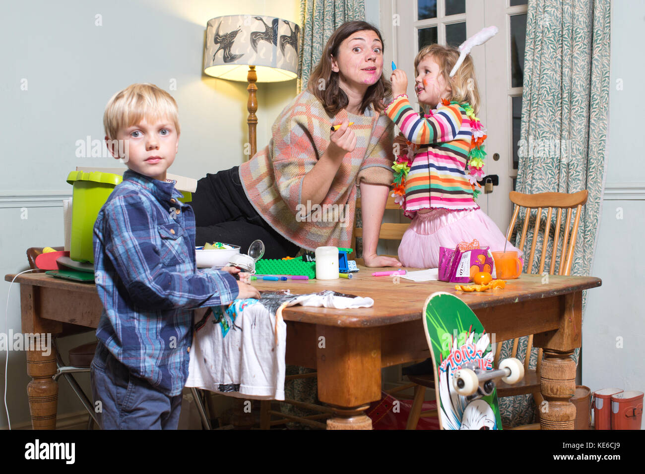 Mutter und Kinder üben ein 'Ja' zu Hause, Neue Masochistische parenting Trend, wenn die Eltern sagen "Ja", um alle Anforderungen ihrer Kinder zustimmen. Stockfoto