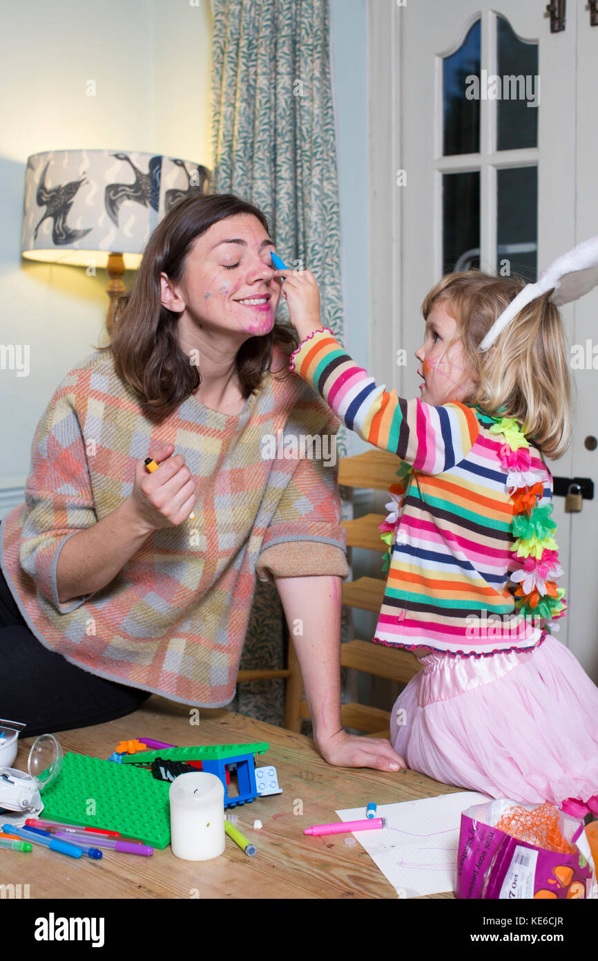 Mutter und Kinder üben ein 'Ja' zu Hause, Neue Masochistische parenting Trend, wenn die Eltern sagen "Ja", um alle Anforderungen ihrer Kinder zustimmen. Stockfoto