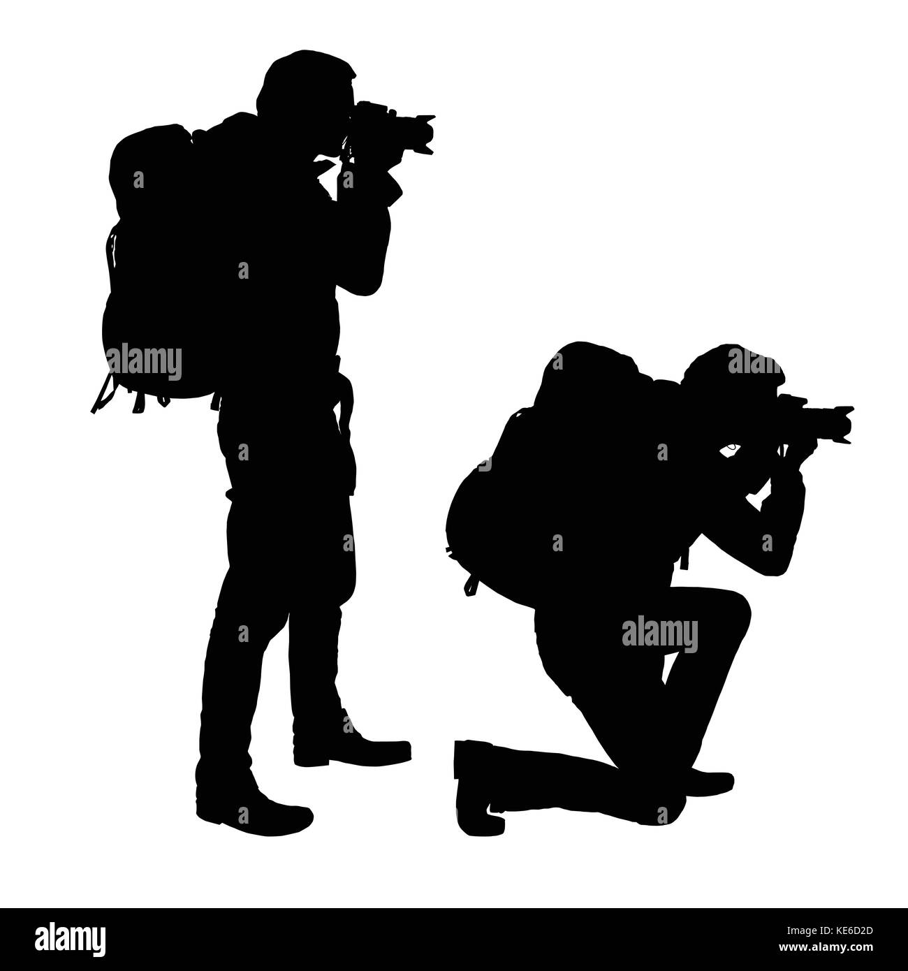 Festlegen von realistischen Vektor Silhouetten der kniend und stehend Fotografen mit Teleobjektiven und Rucksack, auf weißem Hintergrund Stock Vektor