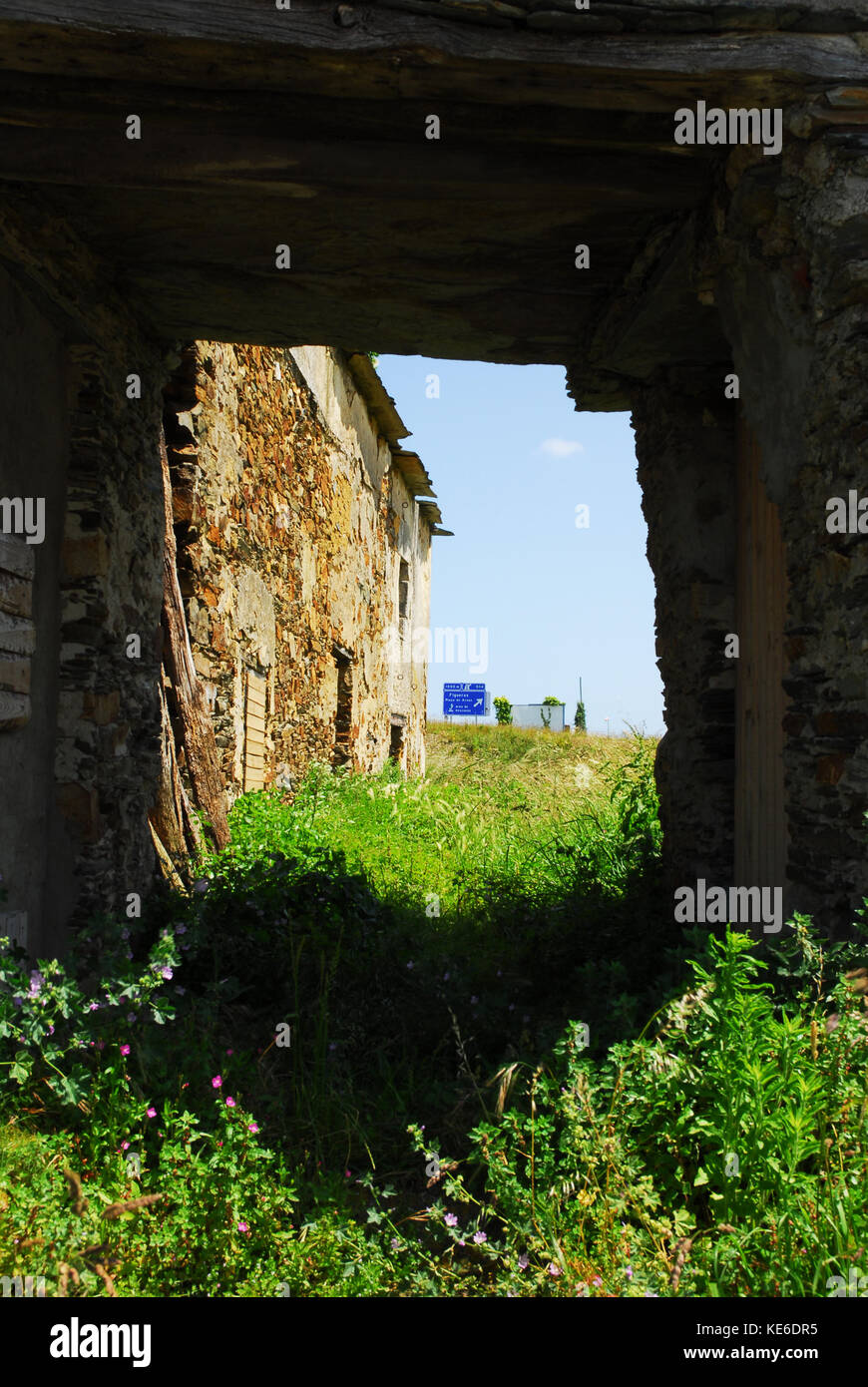 Spanien, Galizien, Provinz Lugo, Ribadeo, traditionelles Gebäude und Küstenstraße Stockfoto