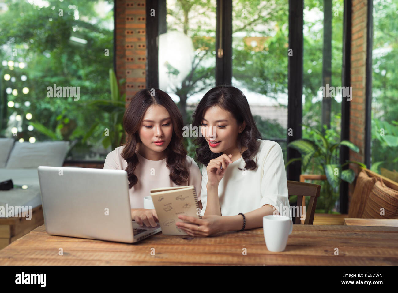 Asiatische Frauen. zwei Kollegen in einem Büro Stockfoto