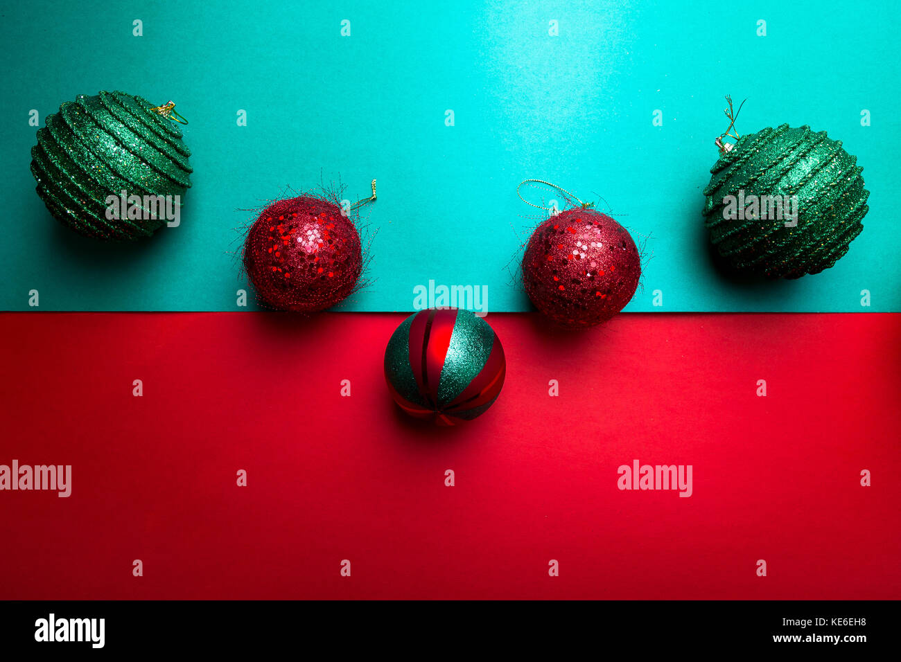 Christmas Ball auf Grün und rot Pfeffer backround. Weihnachten Grußkarte. frohe Weihnachten. top anzeigen. kopieren. Minimalismus Konzept Stockfoto