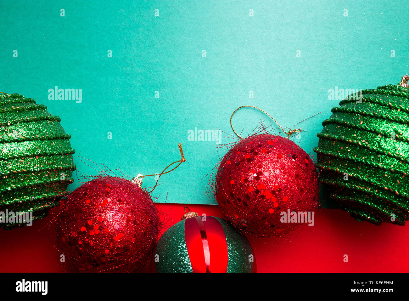 Christmas Ball auf Grün und rot Pfeffer backround. Weihnachten Grußkarte. frohe Weihnachten. top anzeigen. kopieren. Minimalismus Konzept Stockfoto