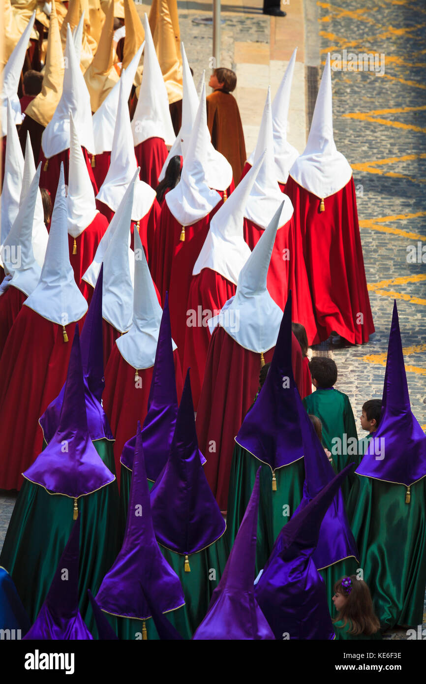 Auferstehung Parade am Ostersonntag in Gandia Spanien mit der Bruderschaften in ihren bunten Outfits mit spitzen Hüte Stockfoto