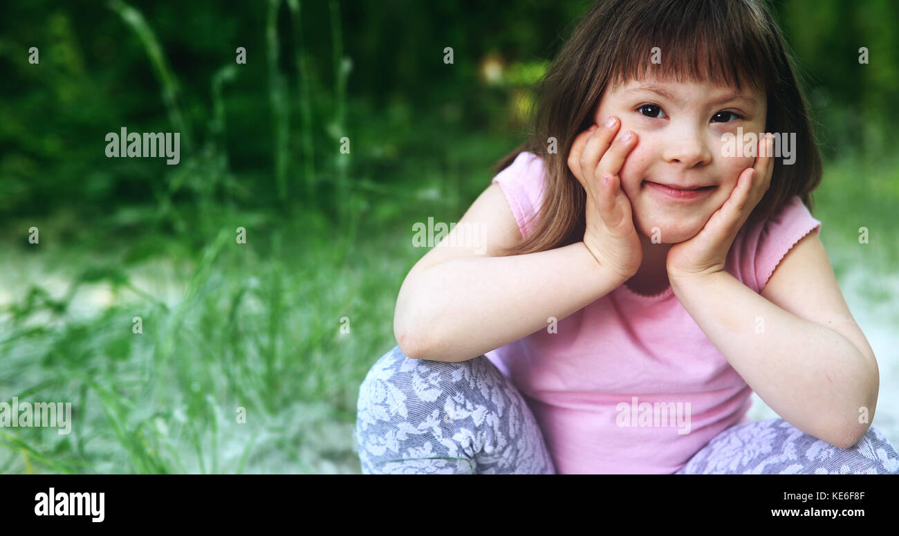 Portrait von schönen Mädchen mit Down-syndrom Stockfoto