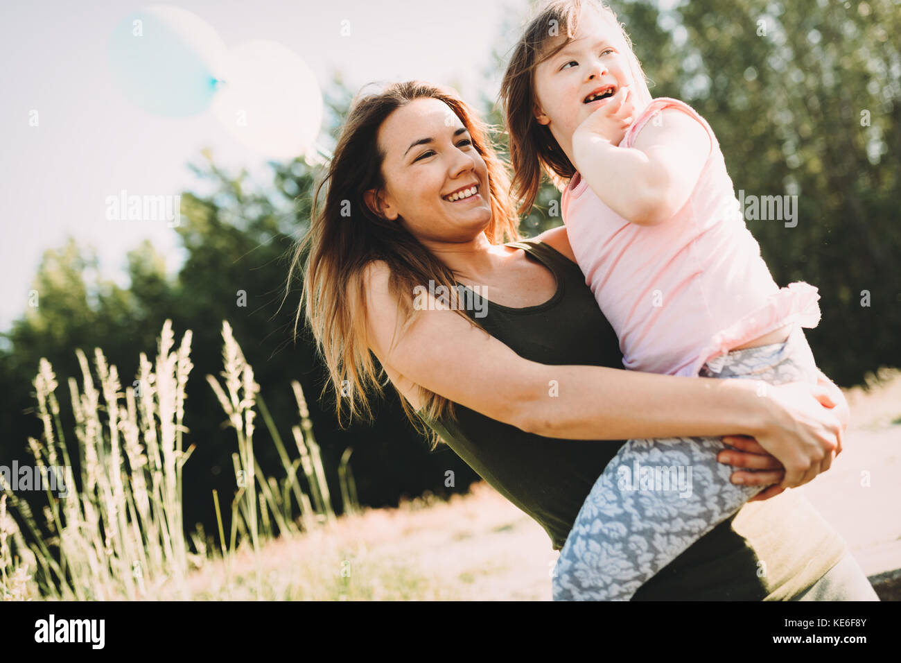 Kleines Mädchen mit besonderen Bedürfnissen genießen die Zeit mit Mutter Stockfoto