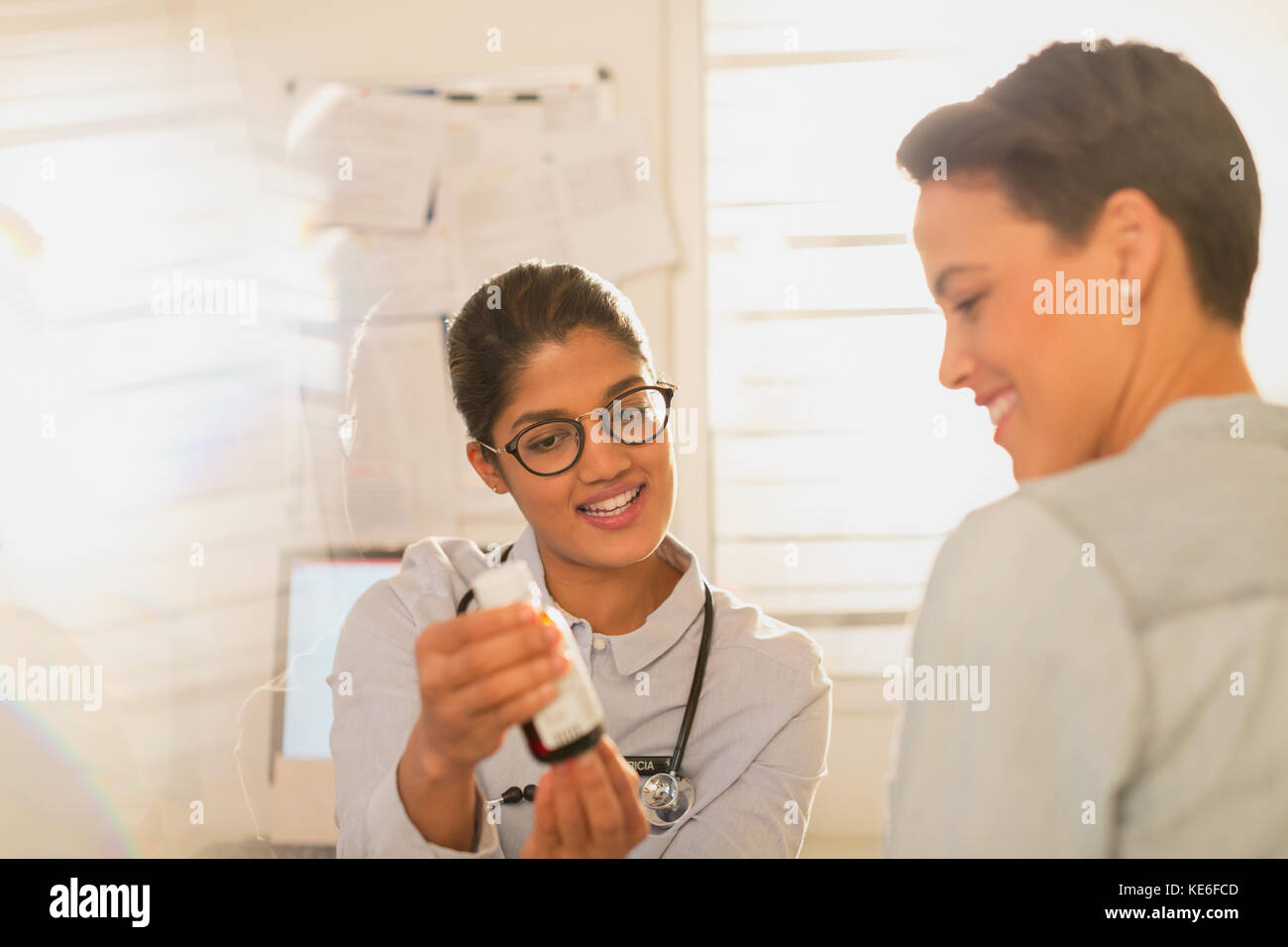 Ärztin zeigt Hustensirup Medizin für den Patienten in der Untersuchung Zimmer Stockfoto