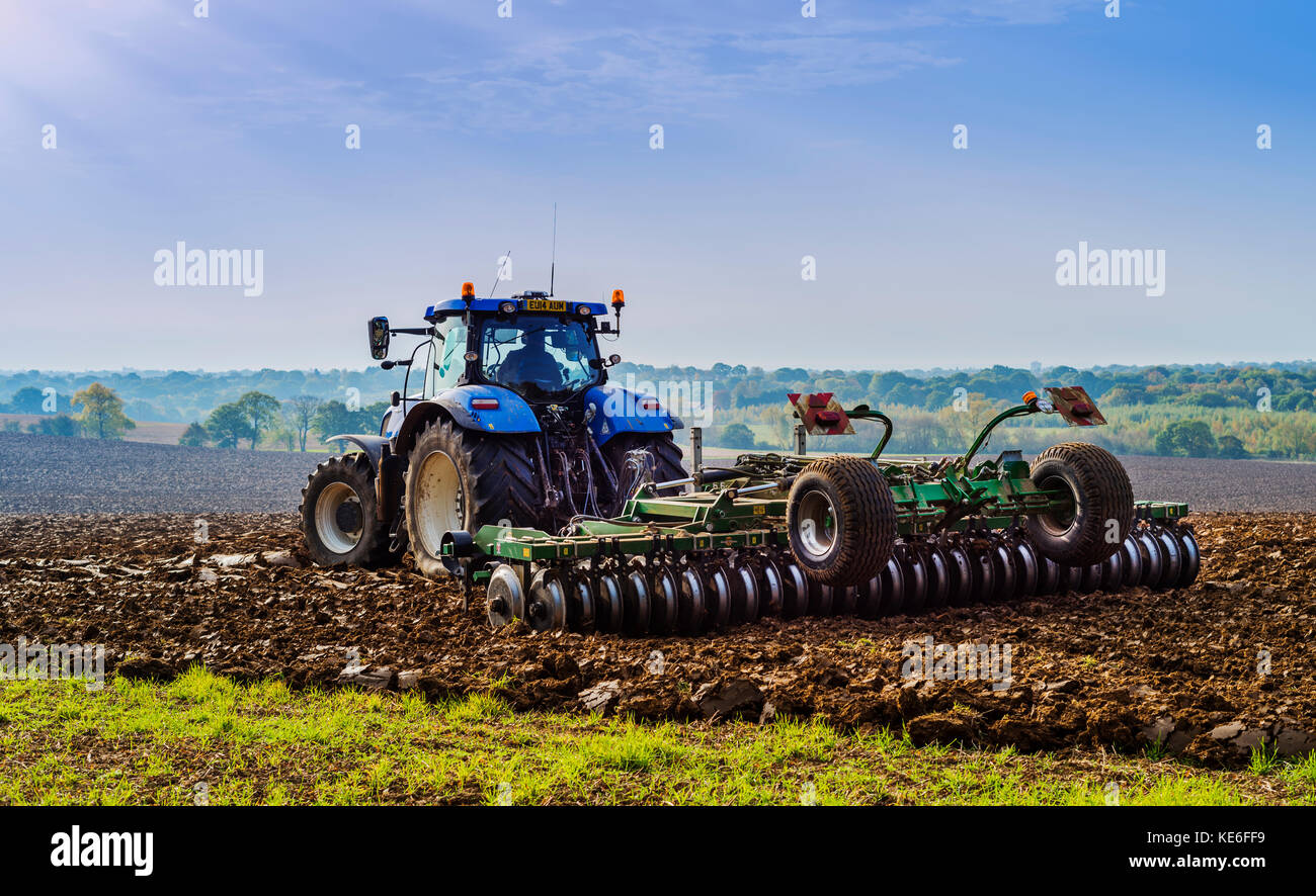 Traktor, kompakte Scheibenegge, Landwirtschaft, Anbau, Kultivierung, Stockfoto