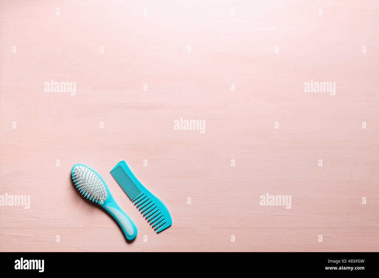 Zwei türkis Haar Kamm Kamm bürsten mit Griff für alle Arten, auf rosa Kopie Raum Hintergrund isoliert. Minimalistisch feminine Flach. Stockfoto