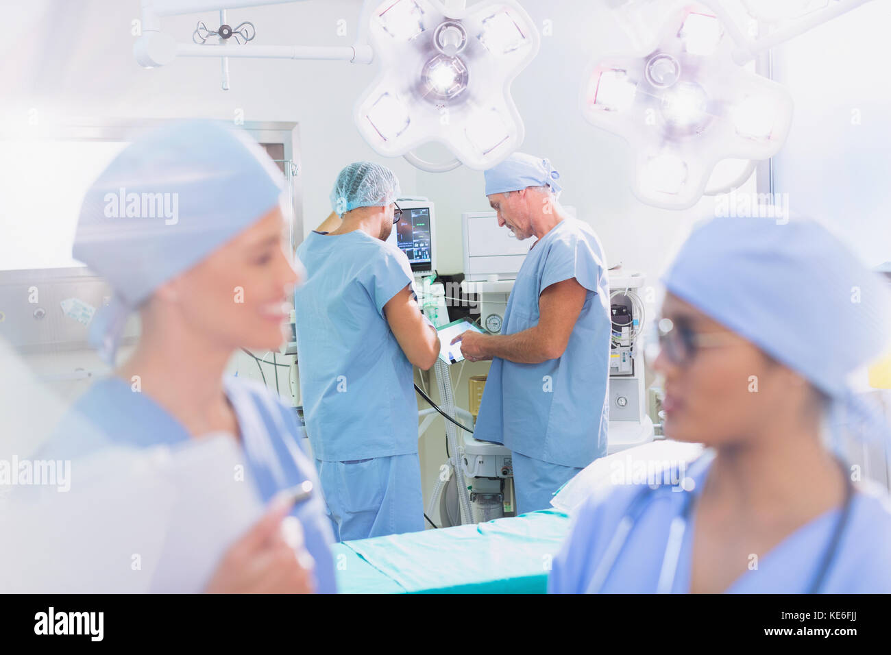 Chirurgen sprechen und vorbereiten im Operationssaal Stockfoto