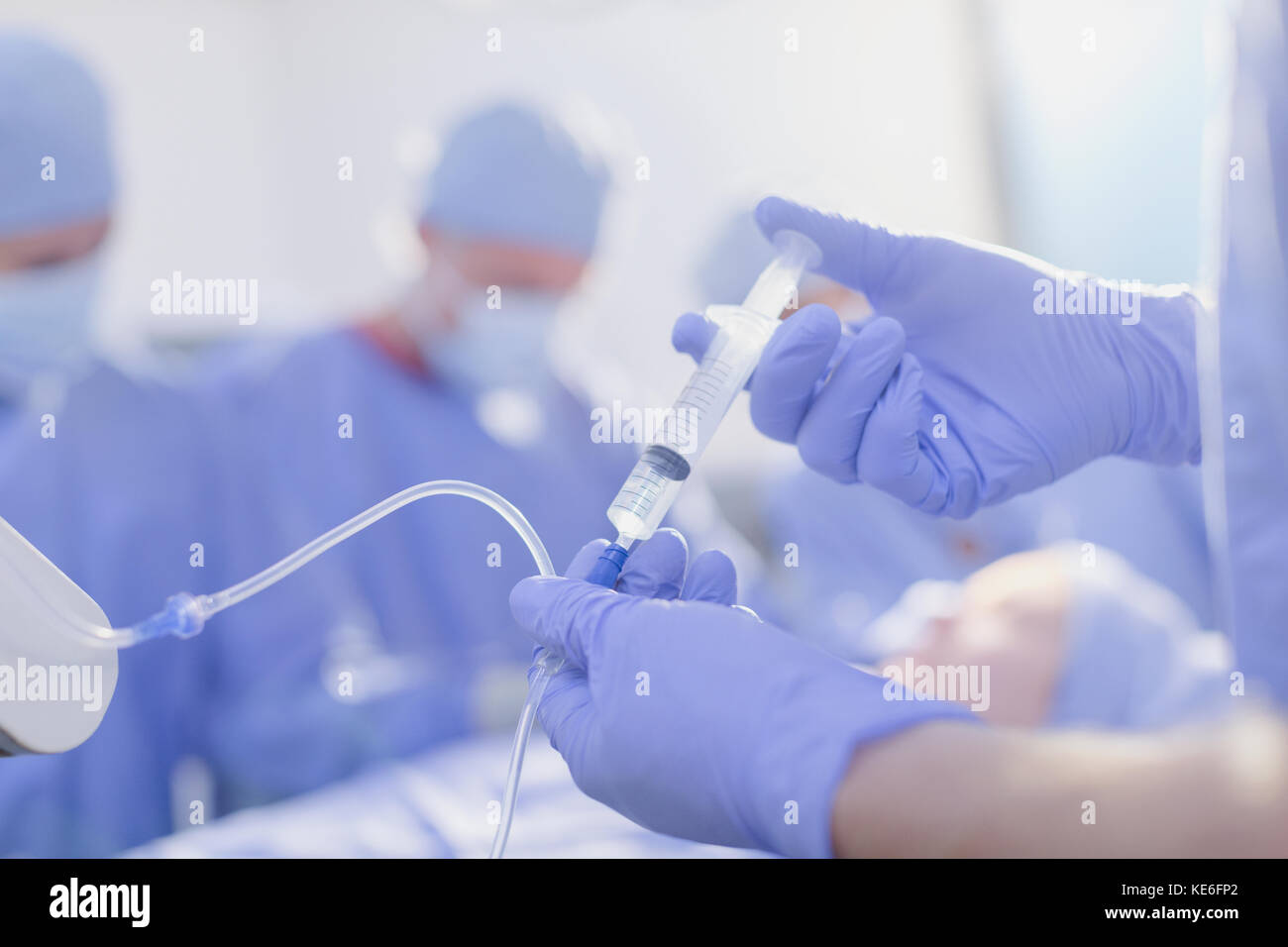 Nahaufnahme Anästhesist mit Spritze Injektion Anästhesie Medizin in IV Tropfen im Operationssaal Stockfoto