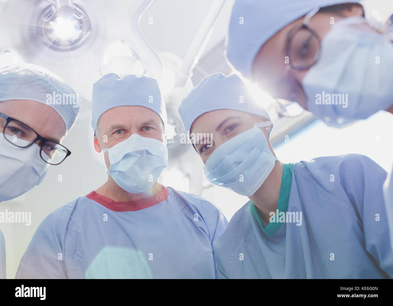 Portrait selbstbewusste Chirurgen tragen chirurgische Masken im Operationssaal Stockfoto
