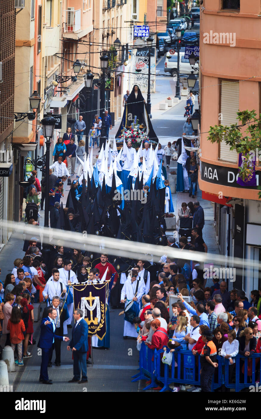 Auferstehung Parade am Ostersonntag in Gandia Spanien Jungfrau Maria Statueand der Bruderschaften in ihren bunten Outfits mit spitzen Hüte Stockfoto