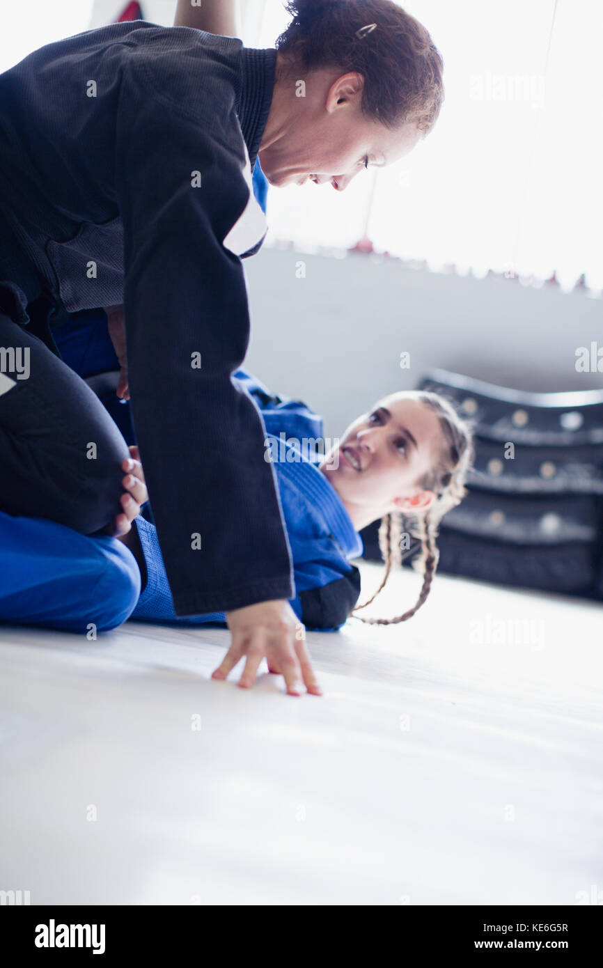Entschlossene, harte Frauen üben Judo in der Turnhalle Stockfoto