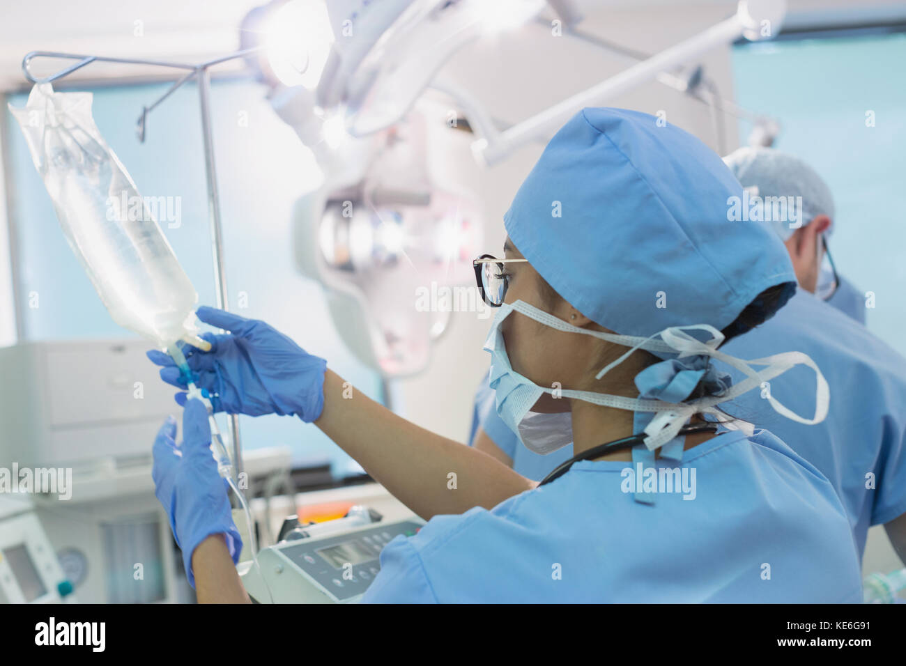 Weibliche Anästhesistin bereitet Infusionströpfchen im Operationssaal vor Stockfoto