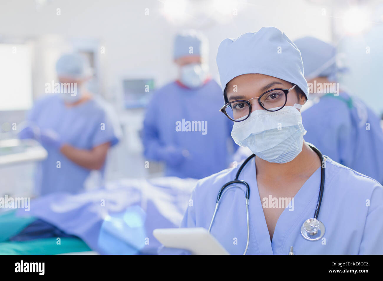 Portrait zuversichtlich weibliche Chirurg trägt chirurgische Maske im Operationssaal Stockfoto