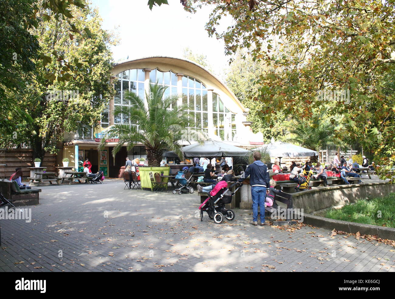 Besucher Zoo Blijdorp in Rotterdam, Niederlande. Alte Eingang mit Blick in Richtung Rivièrahal. Vom Architekten Sybold van Ravesteyn konzipiert Stockfoto