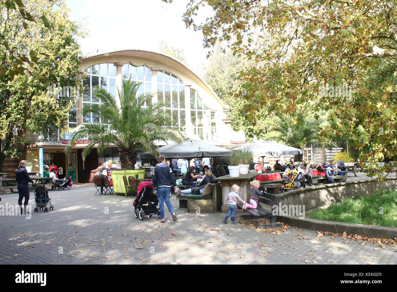 Besucher Zoo Blijdorp in Rotterdam, Niederlande. Alte Eingang mit Blick in Richtung Rivièrahal. Vom Architekten Sybold van Ravesteyn konzipiert Stockfoto