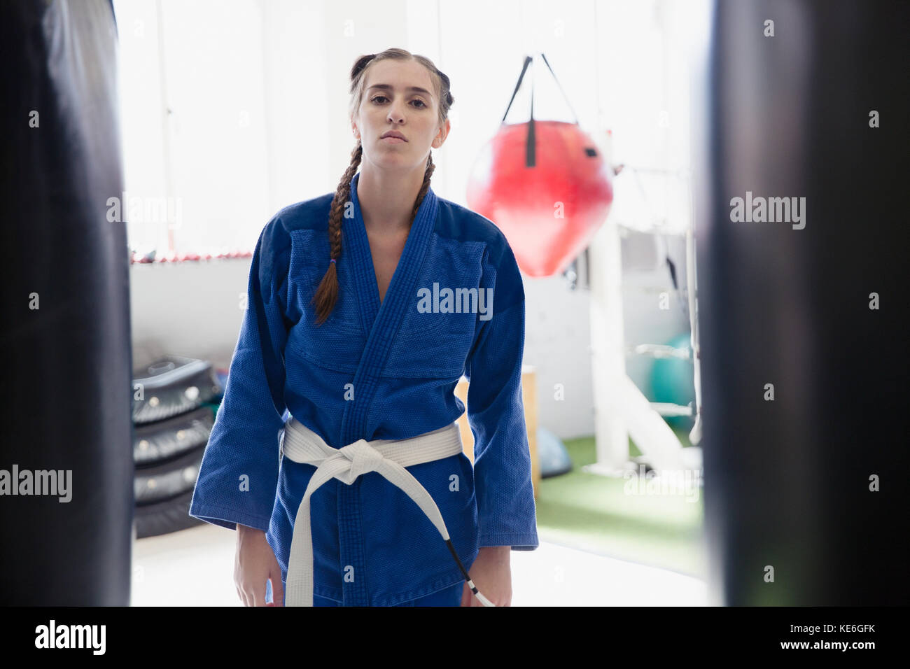 Portrait selbstbewusst, tough junge Frau trägt Judo Uniform Stockfoto