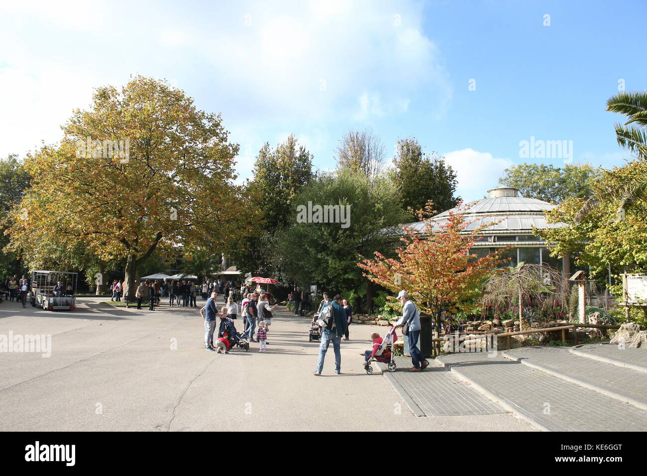 Besucher Zoo Blijdorp in Rotterdam, Niederlande. Alte Eingang, bei Van Aerssenlaan mit Blick in Richtung Rivièrahal. Stockfoto