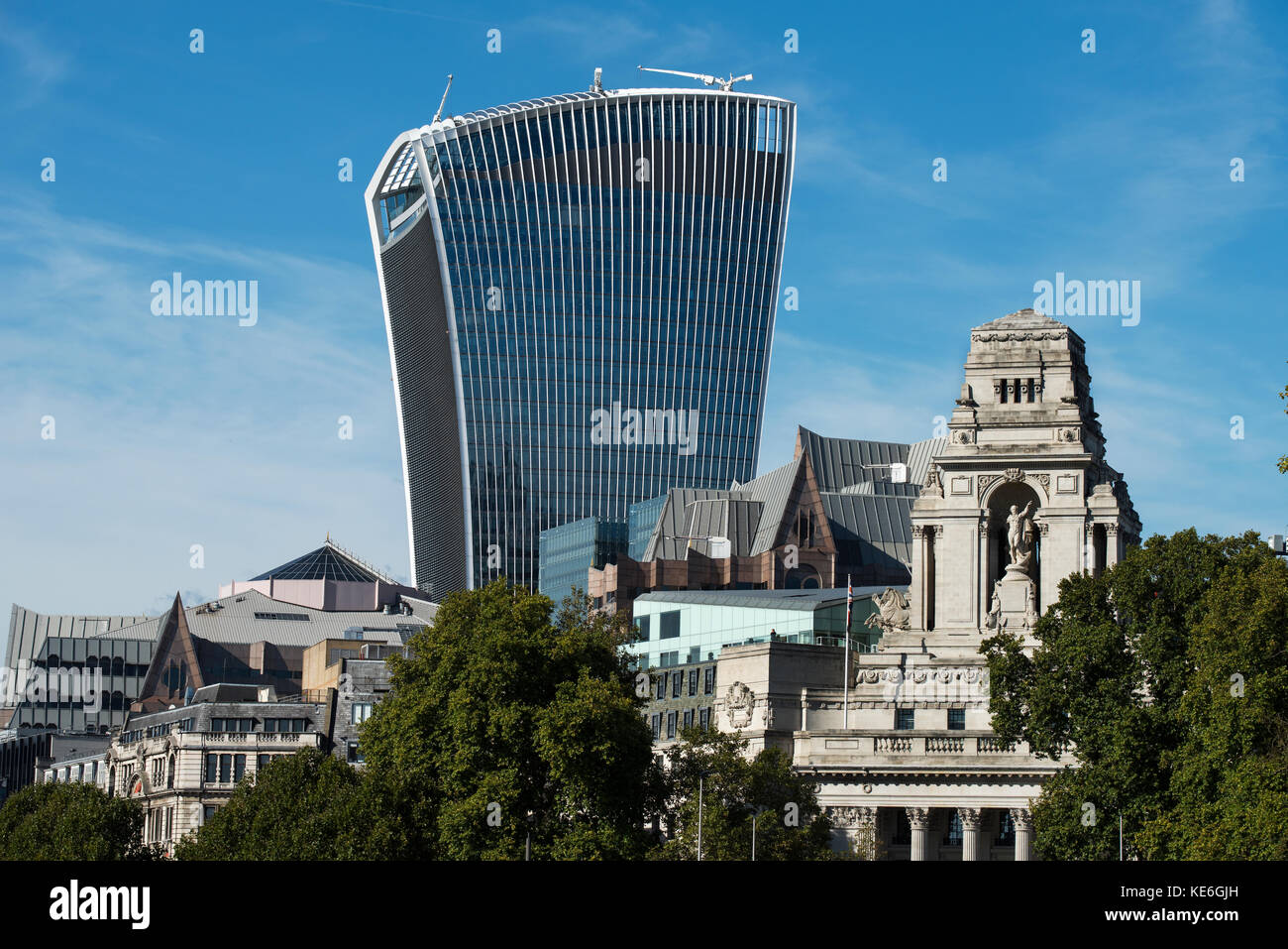 Stadt London moderne Gebäude kontrastieren mit alten Gebäuden von der Tower Bridge, London England fotografiert. Okt 2017 gesehen hier 20 Fenchurch Street Stockfoto