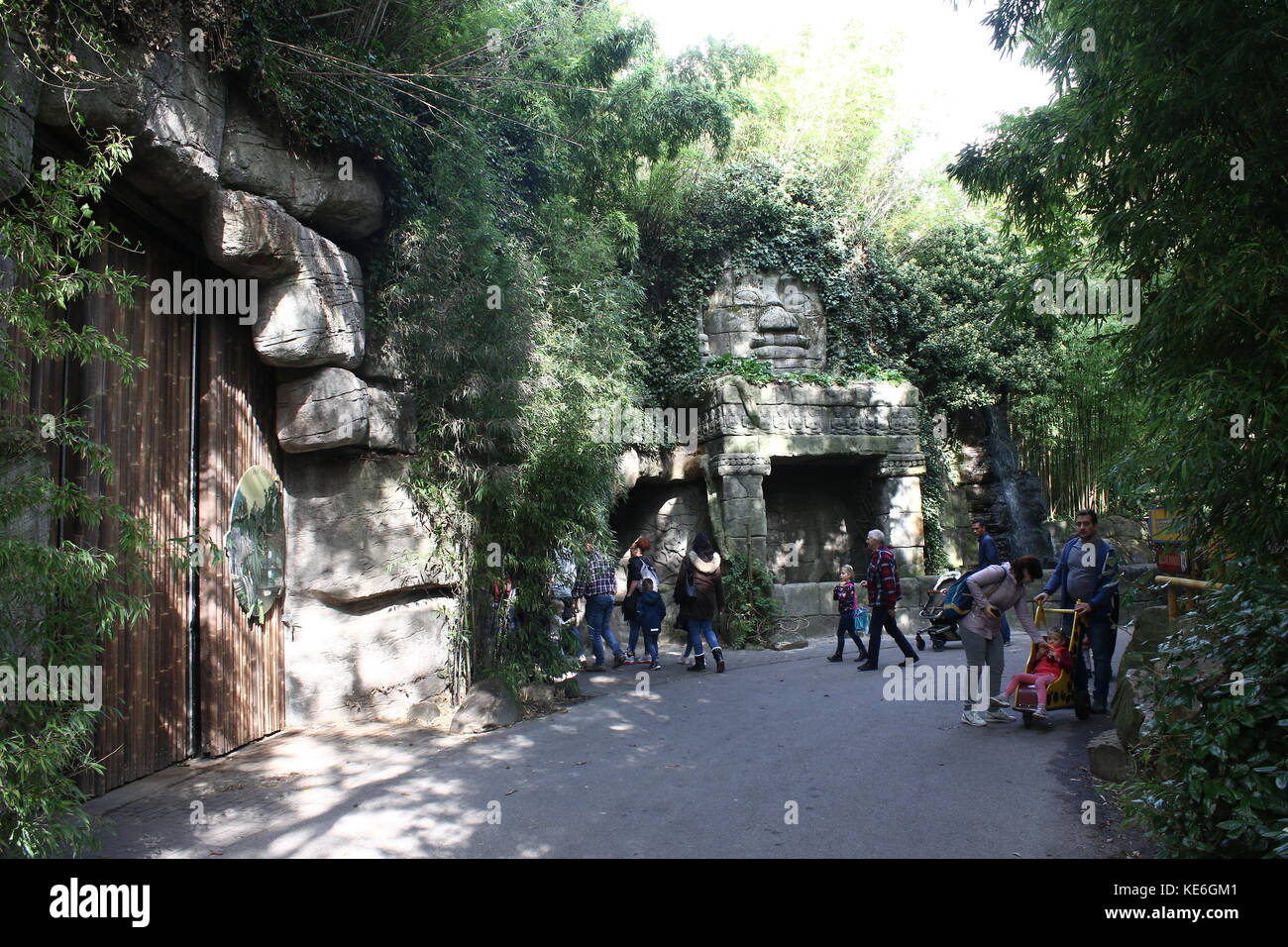 Besucher Zoo Blijdorp in Rotterdam, Niederlande. Taman Indah, Gehäuse für asiatische Elefanten und Nashörner. Stockfoto