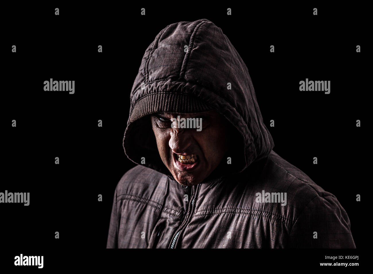 Sehr wütend, aggressiv, creepy Mann verstecken der Schatten in der Dunkelheit stehen. schwarzer Hintergrund/unheimlich gefährlich Wut Wut gewalttätigen Wilden Stockfoto