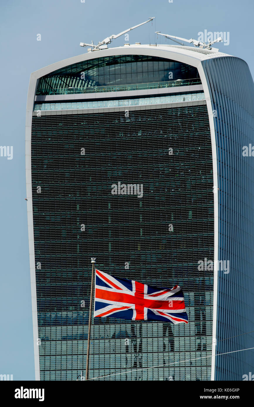 Stadt London moderne Gebäude kontrastieren mit alten Gebäuden von der Tower Bridge, London England fotografiert. Okt 2017 gesehen hier 20 Fenchurch Street Stockfoto