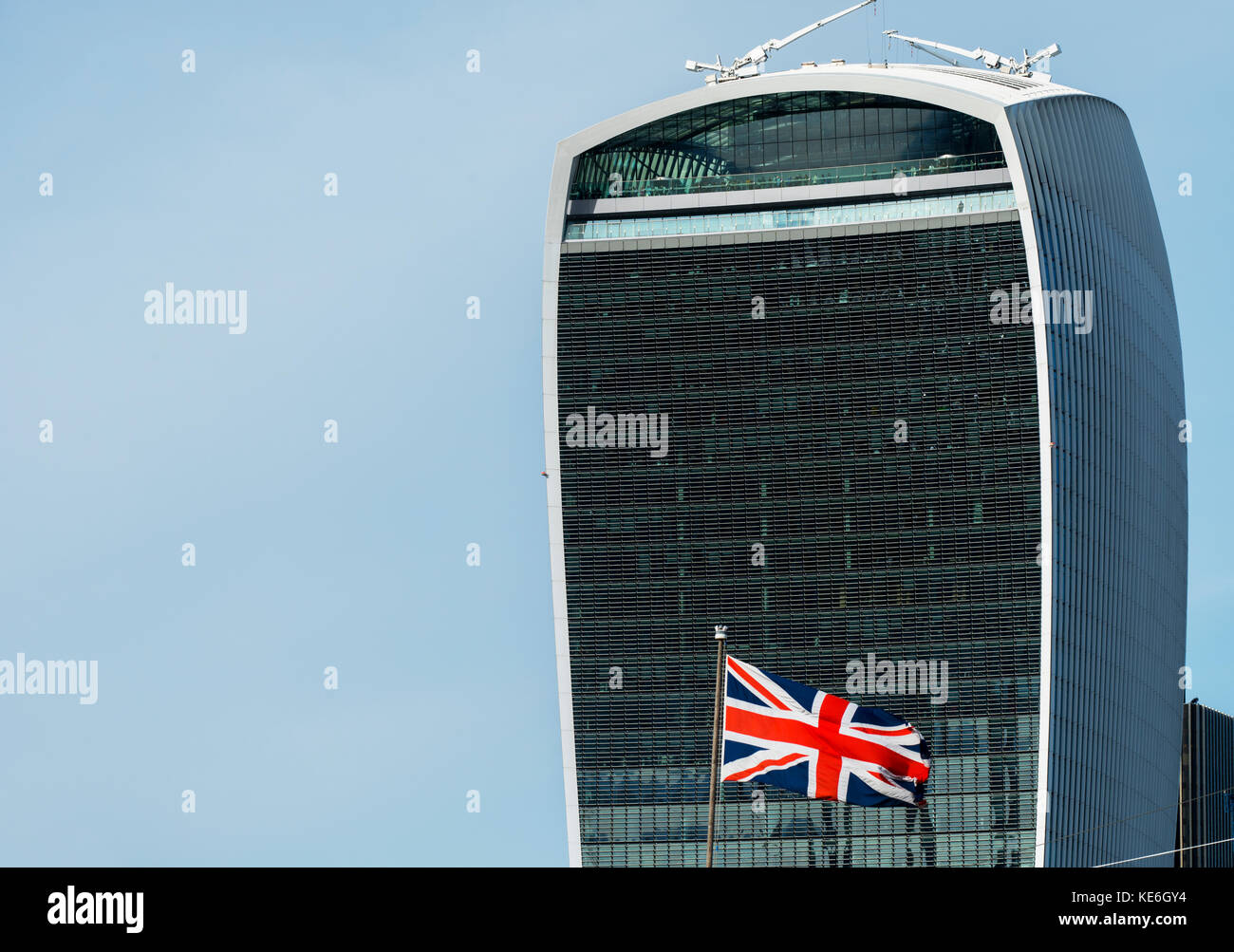 Stadt London moderne Gebäude kontrastieren mit alten Gebäuden von der Tower Bridge, London England fotografiert. Okt 2017 gesehen hier 20 Fenchurch Street Stockfoto