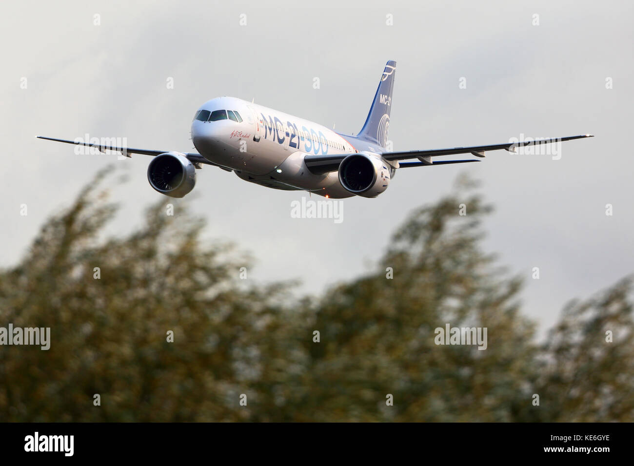 Schukowski, Moskau, Russland - 17. Oktober 2017: Irkut MS-21 73051 ersten fliegenden Prototypen einer neuen russischen Verkehrsflugzeugs Landung in ramenskoe Stockfoto