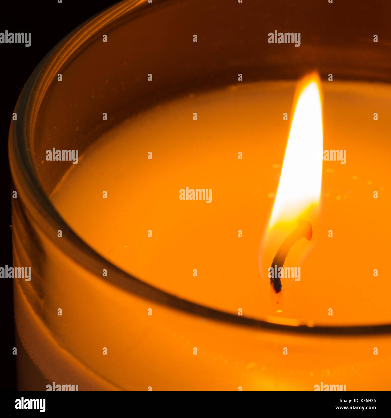 Nahaufnahme von einem brennenden scented Jar Kerze Stockfoto