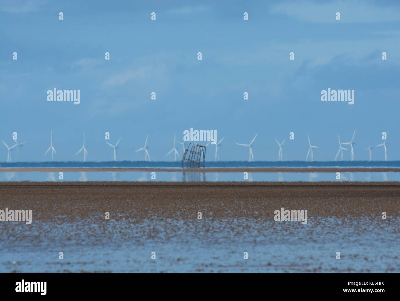 Die Liste bleibt Der wyre Licht, ein 40 Fuß hohes Eisen Schraube-pile Leuchtturm vor neuen Windpark, Morecambe Bay, Lancashire, Großbritannien Stockfoto