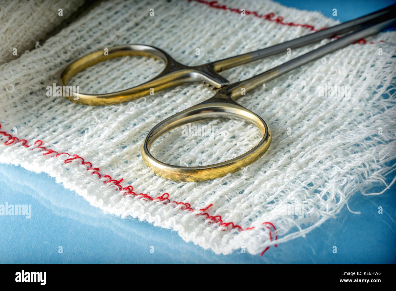 Chirurgische Schere auf einen Verband, konzeptionelle Bild Stockfoto