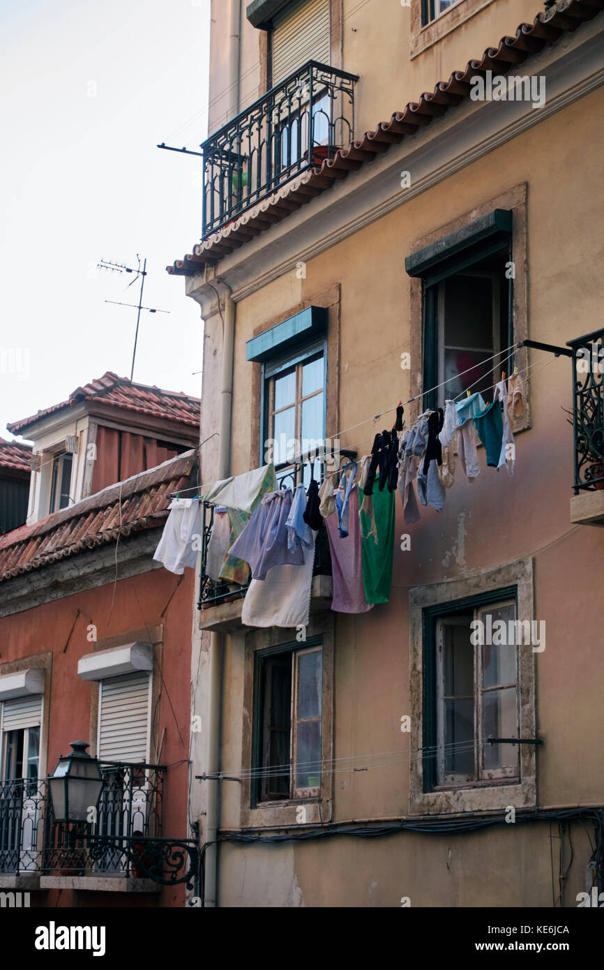 Kleidung hingen in einer Fassade der Gebäude in Lissabon, Portugal zu trocknen Stockfoto