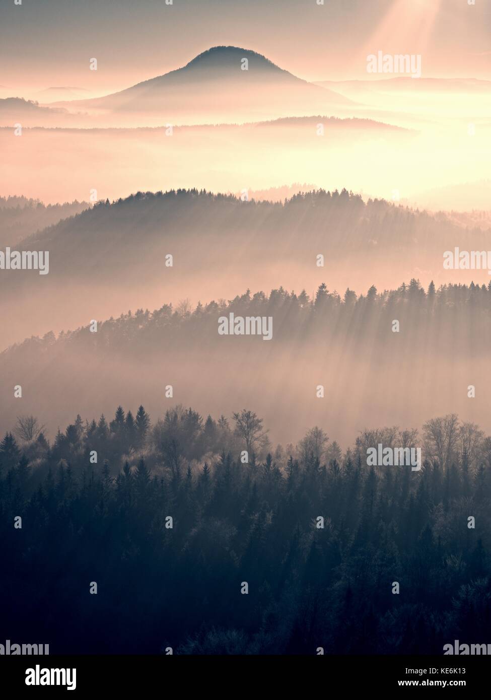 Herbst Daybreak. misty Erwachen in einem wunderschönen Hügel. Gipfel der Hügel ragen sind von nebligen Landschaft Stockfoto