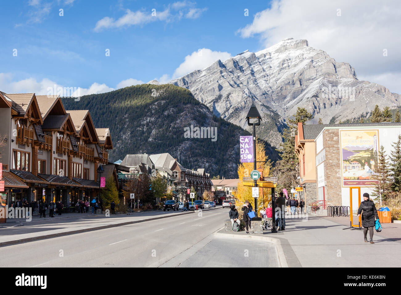 Banff, Kanada - 16.Oktober 2017: Beschäftigt der Banff Avenue im Banff National Park mit Cascade Mountain im Hintergrund. Die Stadt ist einer der wichtigsten kanadischen t Stockfoto